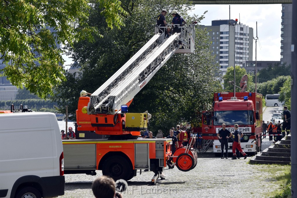 Koelner Seilbahn Gondel blieb haengen Koeln Linksrheinisch P154.JPG - Miklos Laubert